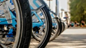 ‘Un desastre!’ Chicago residents demand answers over bike lane project
