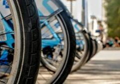 'Un desastre!' Chicago residents demand answers over bike lane project